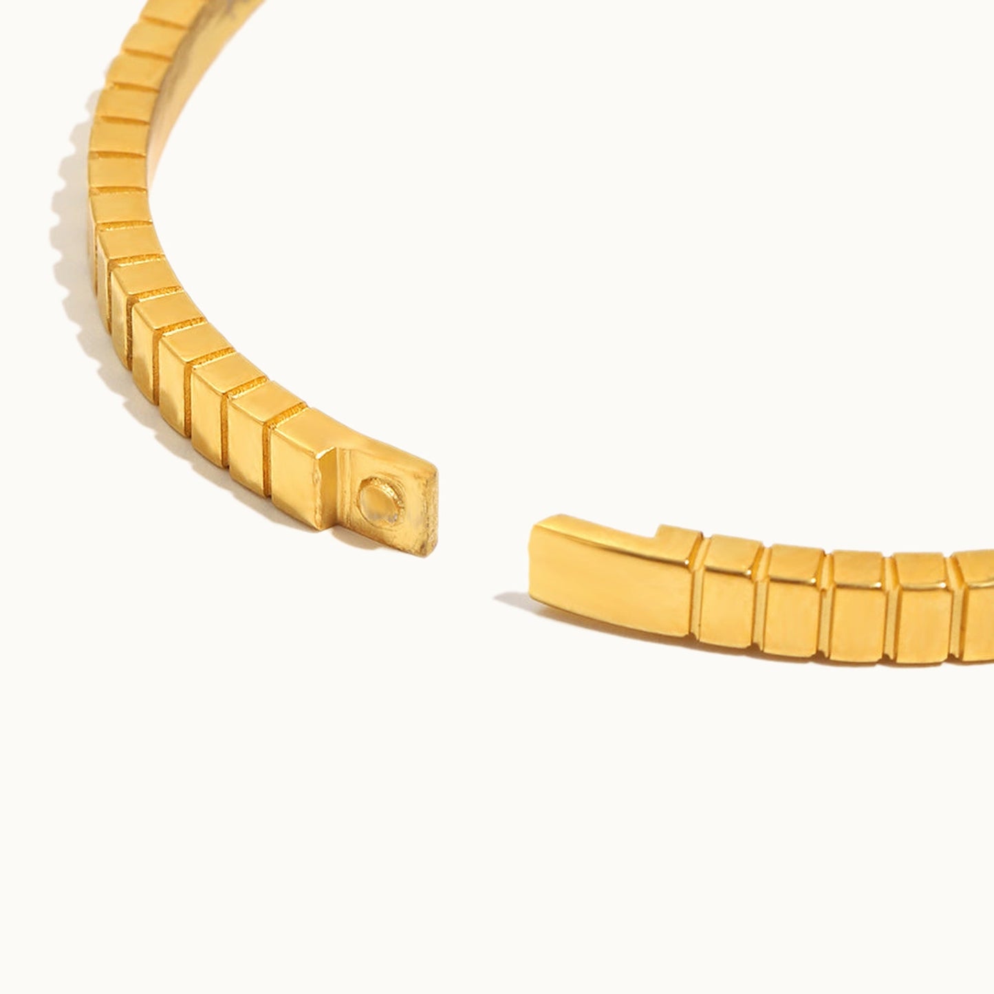 Kanz Bracelet — Hinge Detail | Pellington