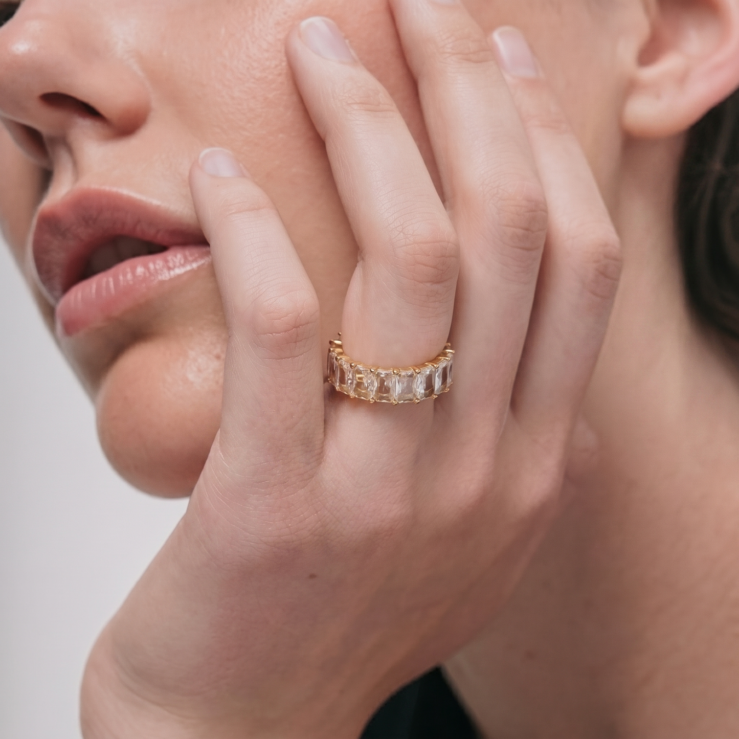 Noore ring on model