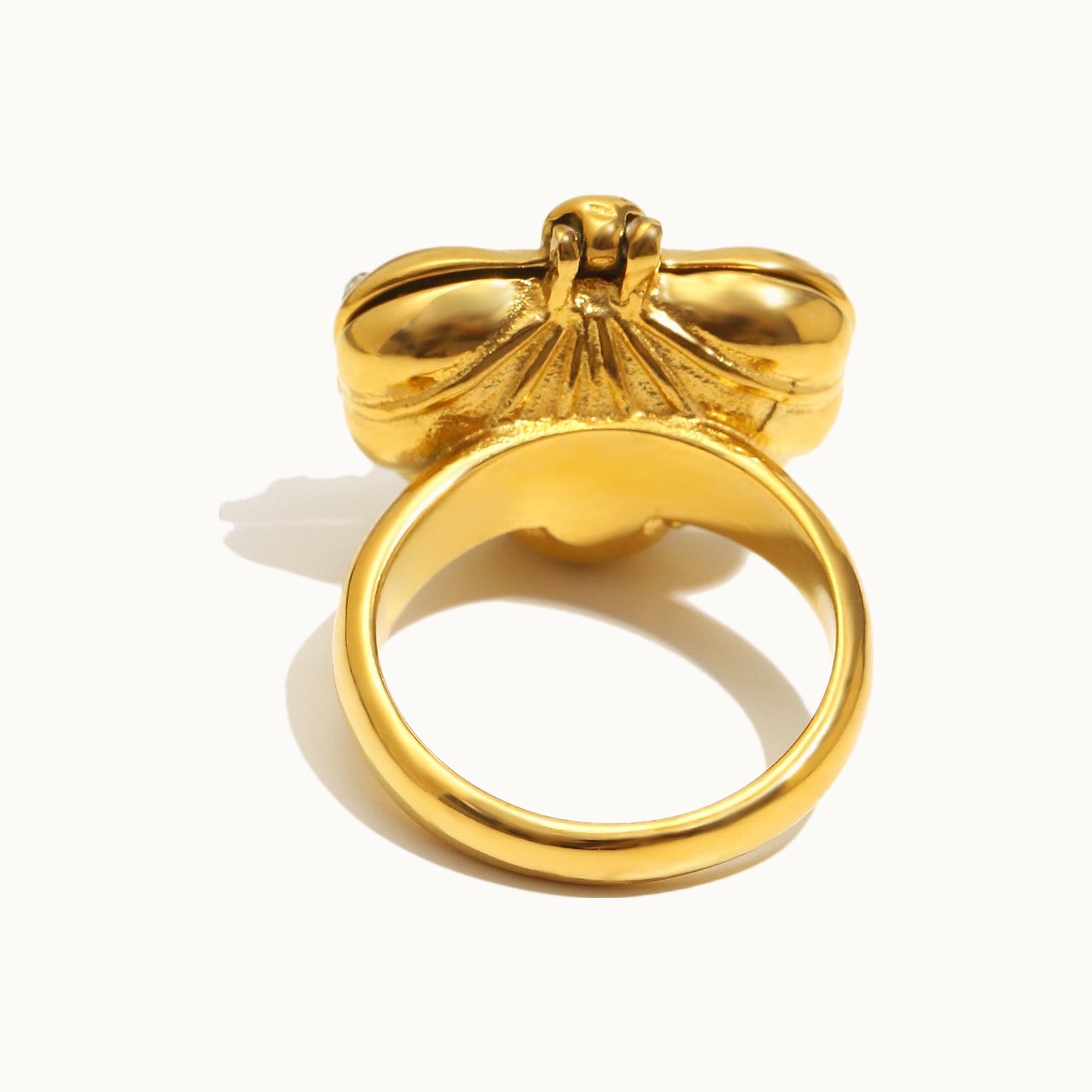 Pearlora ring detail