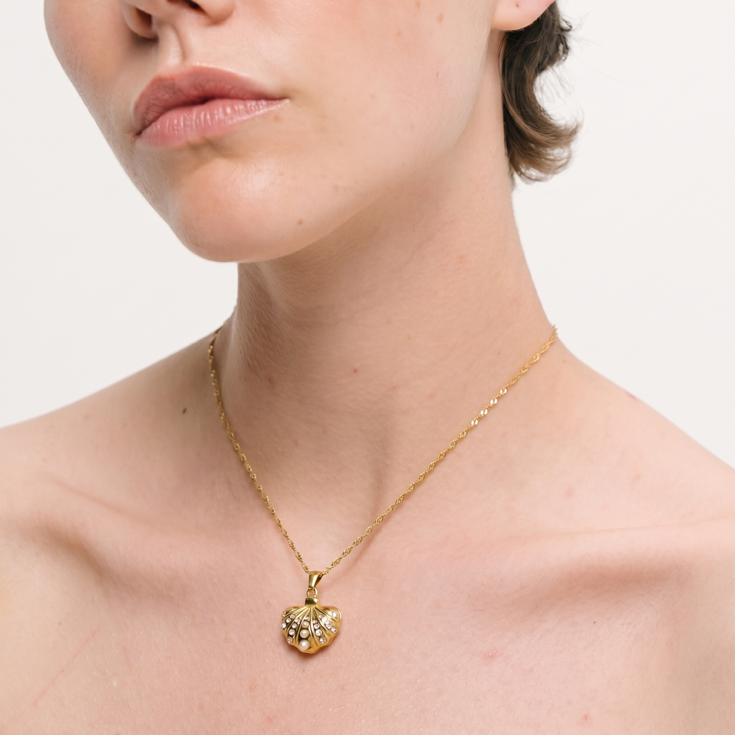 Woman wearing Pearlora Seashell Pendant Necklace | Pellington