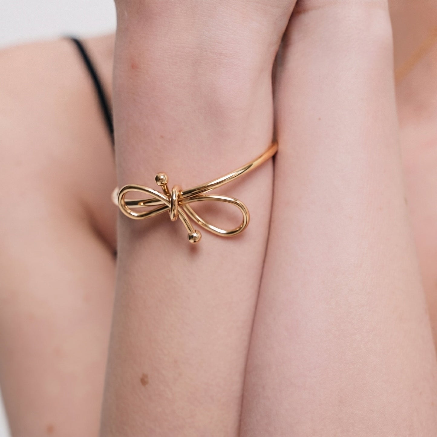 Uqda Bracelet — Worn on Wrist | Pellington